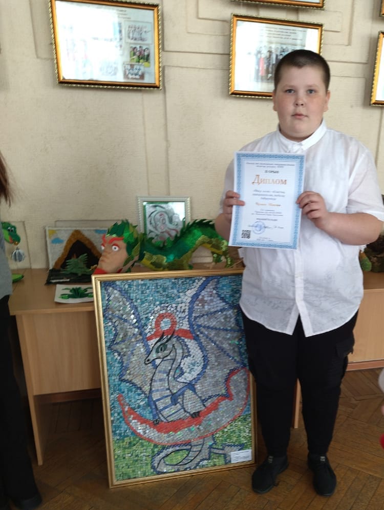 В областном конкурсе творческих проектов «Өнер әлемі» ученик 8А класса Чулков Максим занял второе призовое место