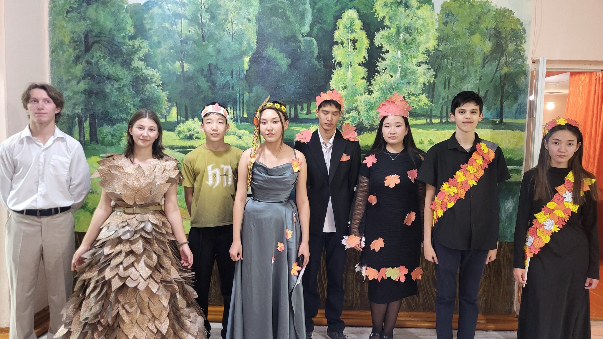 В нашей школе прошёл яркий и незабываемый  осенний бал среди учащихся 8-11классов